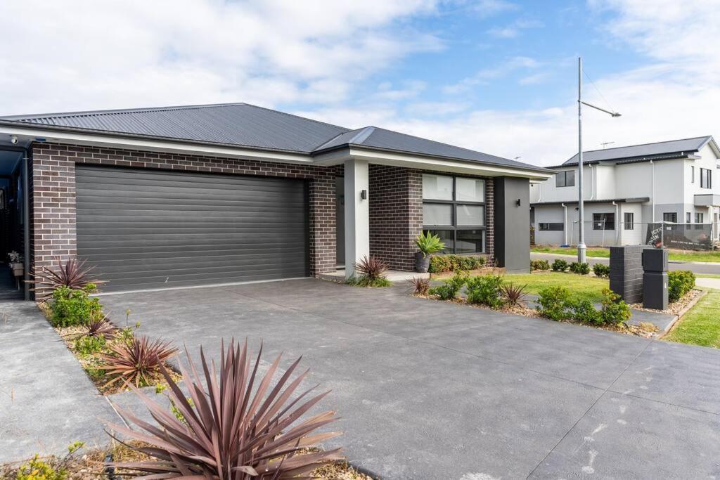 Neat 4 Bedroom In Catherine Fields Narellan Buitenkant foto